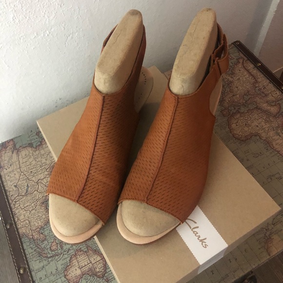 clarks nubuck leather perforated heeled sandals